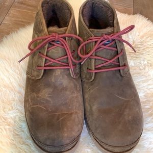 UGG Australia Neumel Chukka Waterproof Lace Up Brown Suede Boot Red Laces Sz 18